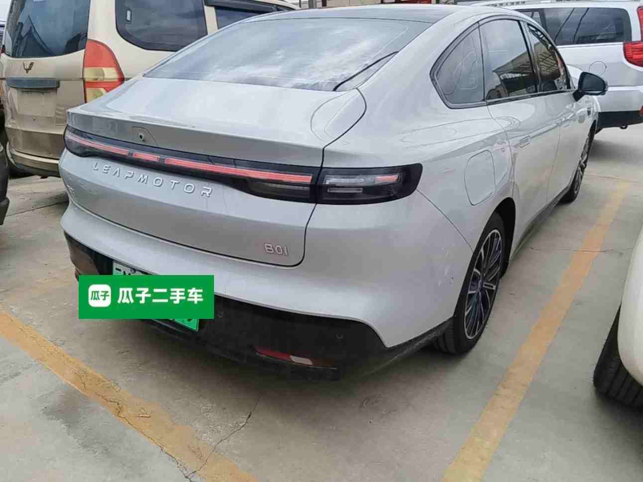 车辆右后45度角外观，凸显车身修长线条
