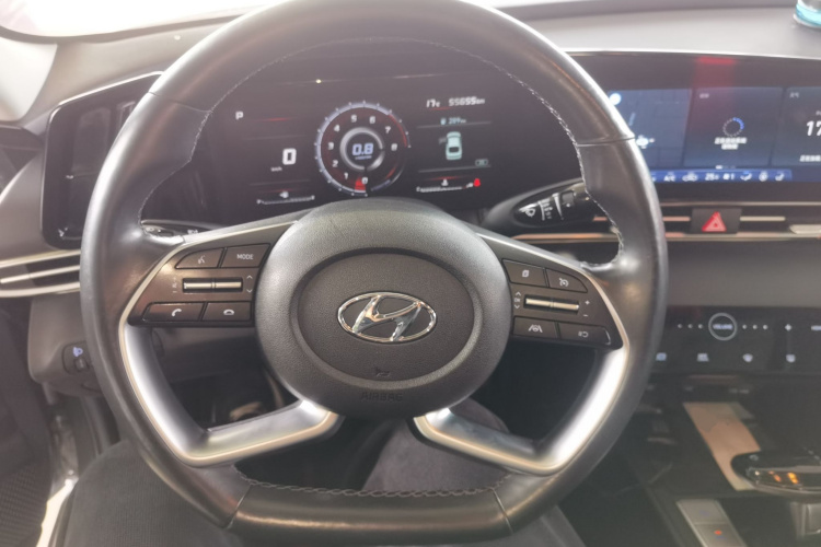 现代 伊兰特 2021款 1.5L CVT LUX尊贵版中控内饰13