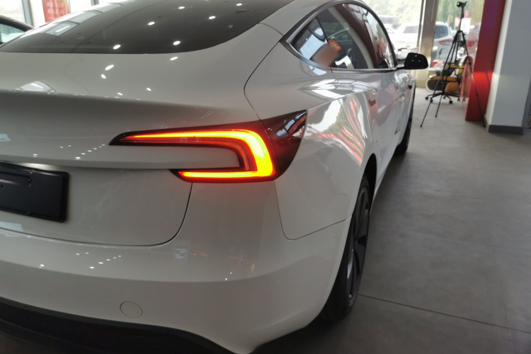 特斯拉 Model 3 2023款 后轮驱动版车身外观9
