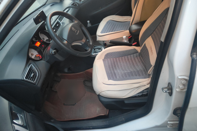 标致308 2014款 乐享版 经典 1.6L 自动风尚型中控内饰19