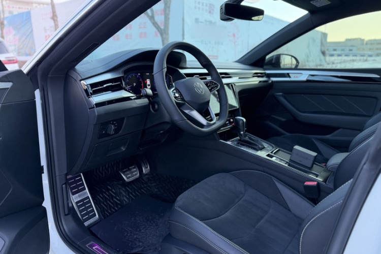 一汽-大众CC 2023款 330TSI 炫目版中控内饰7003