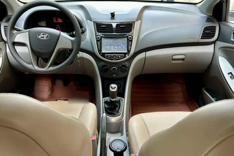 现代 瑞纳 2014款 1.4L 手动智能型GLS中控内饰7001