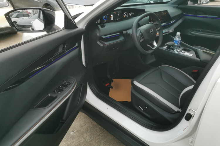 长安UNI-V 2023款 1.5T 尊贵型中控内饰20