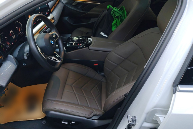 宝马5系 2024款 530Li 领先型 M运动套装中控内饰19