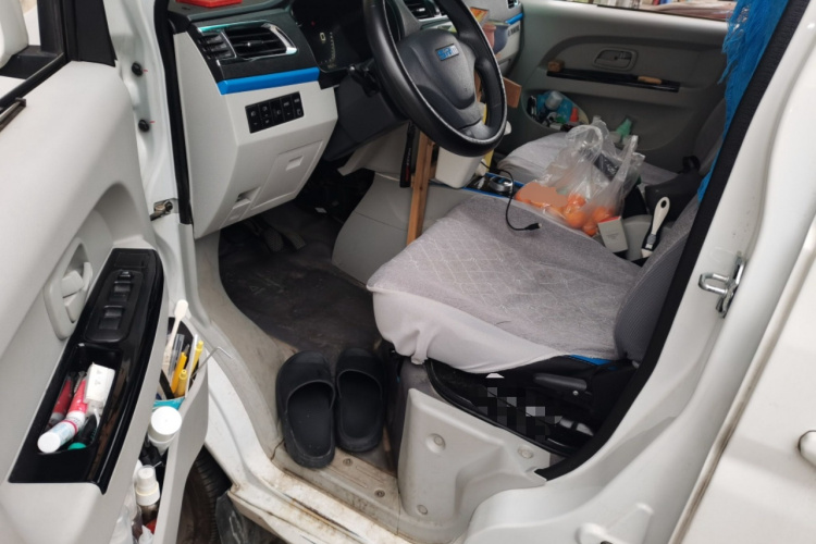 SRM鑫源 好运 2023款 标准型客车 6座中控内饰20