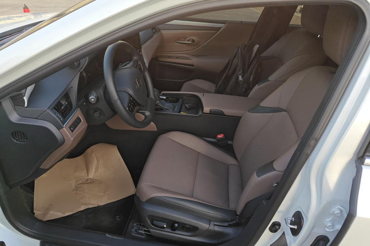 雷克萨斯ES 2025款 200 臻享版中控内饰19