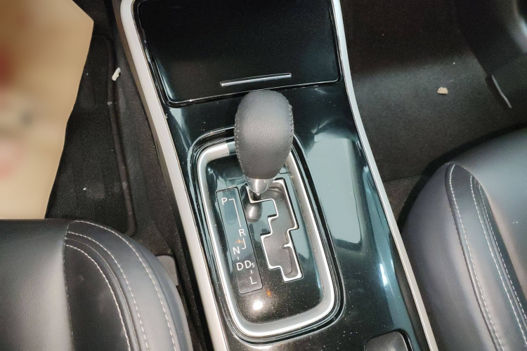 三菱 欧蓝德 2019款 2.0L 两驱畅享版 5座 国V局部细节18