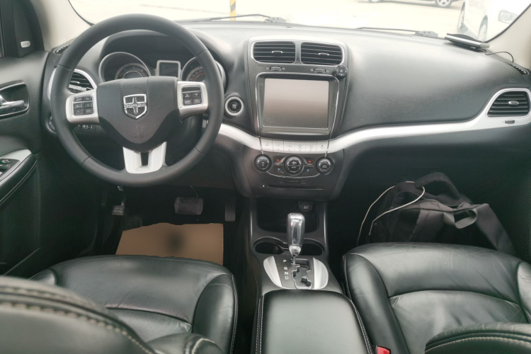 道奇 酷威 2015款 2.0TD 四驱尊尚版中控内饰12