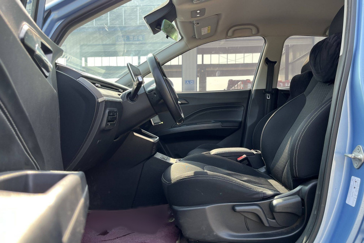 哪吒汽车 哪吒V 2021款 标准续航娱乐版升级型中控内饰7002