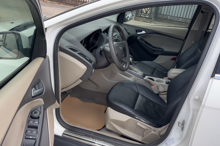 福特 福克斯 2012款 三厢 1.6L 自动舒适型中控内饰7003