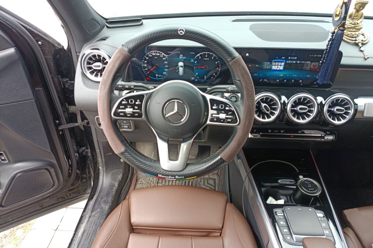 奔驰GLB 2021款 GLB 200 动感型中控内饰13