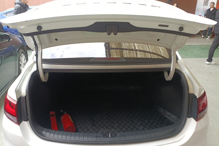 现代 悦动 2018款 1.6L 自动悦目版GL 国V机舱底盘23