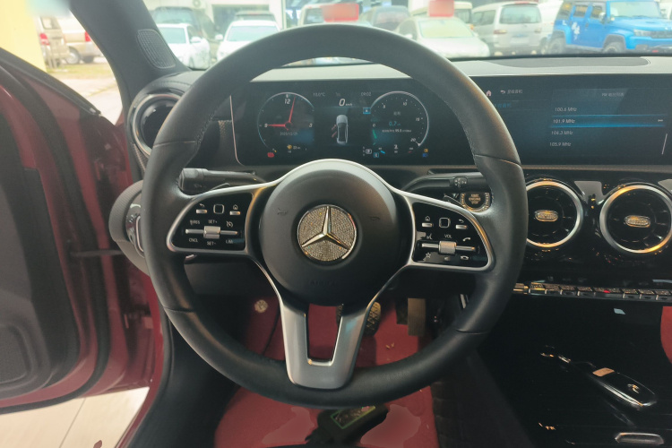 奔驰A级 2020款 改款二 A 180 L 运动轿车中控内饰13