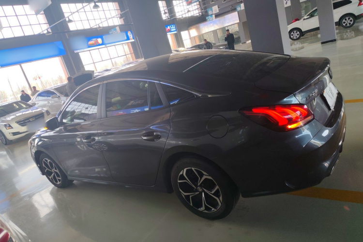 名爵 MG5 2021款 180DVVT 手动青春豪华版车身外观4