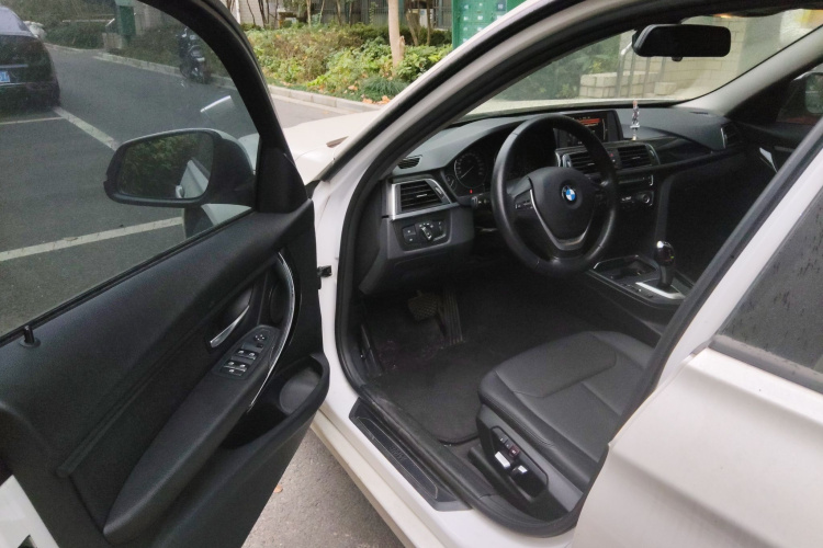 宝马3系 2017款 318i 时尚型中控内饰7003