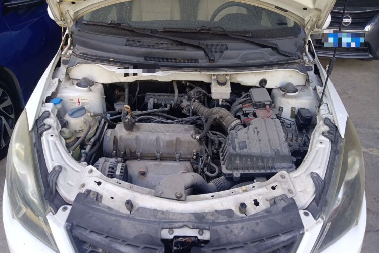 奇瑞 风云2 2013款 两厢 1.5L AMT锐意版机舱底盘24