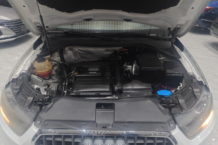 奥迪Q3 2015款 30 TFSI 进取型机舱底盘24