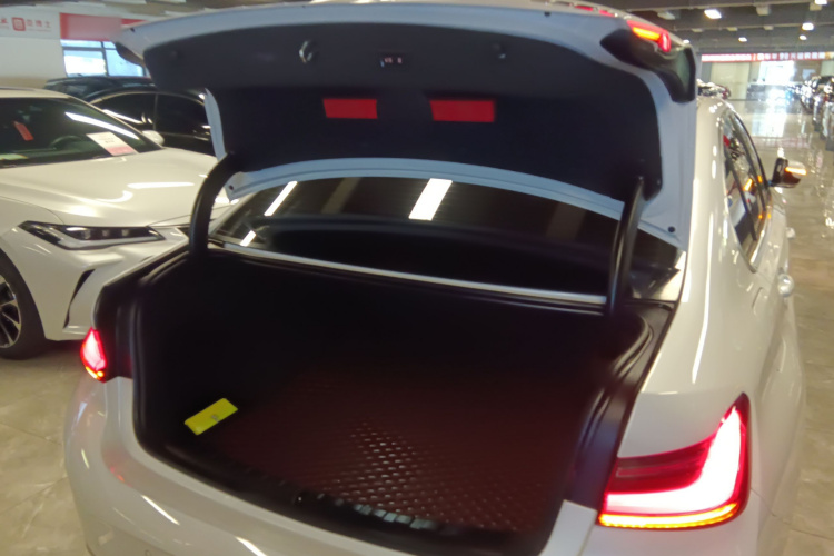 宝马3系 2023款 325Li M运动套装机舱底盘23