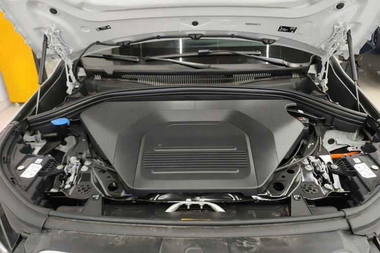 宝马iX1 2023款 eDrive25L X设计套装机舱底盘24