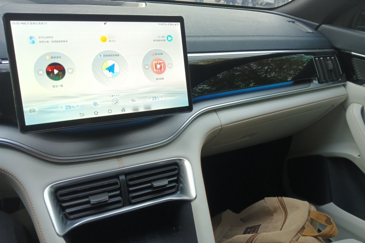 比亚迪 宋PLUS新能源 2023款 冠军版 DM-i 150KM 旗舰PLUS中控内饰7002