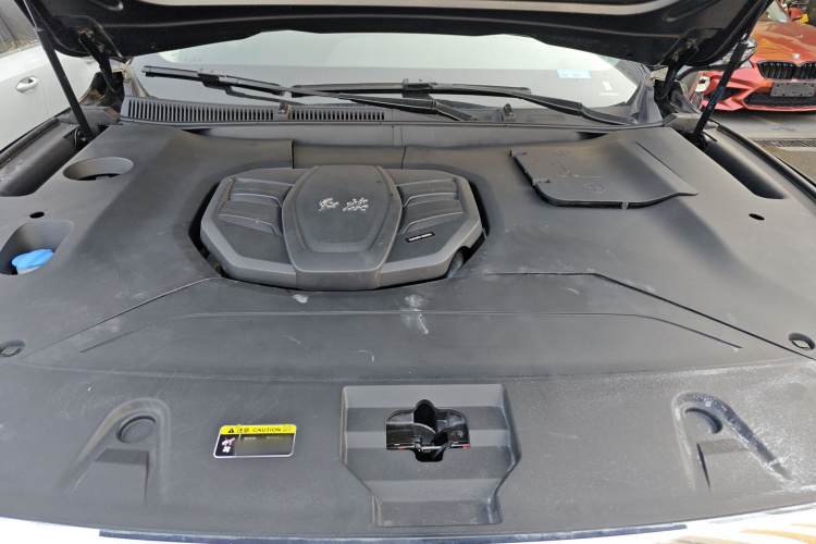 红旗HS5 2022款 改款 2.0T 智联旗享版机舱底盘24