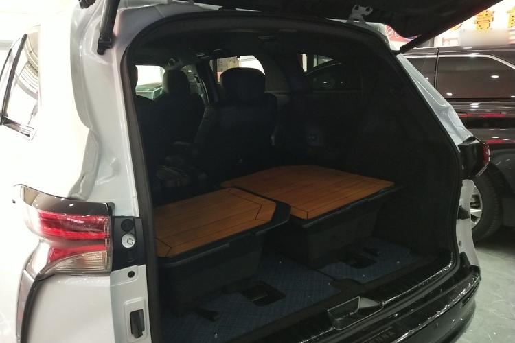 丰田 赛那SIENNA 2024款 2.5L混动 四驱尊贵版机舱底盘23