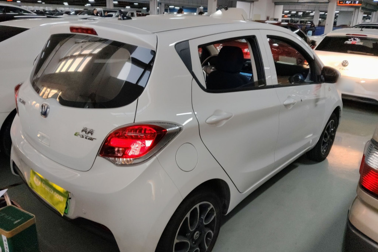 长安欧尚 奔奔E-Star 2021款 国民版 多彩款 磷酸铁锂（31.86kWh）车身外观7