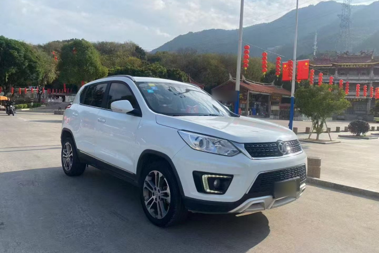 北京汽车 绅宝X35 2016款 1.5L 自动豪华版车身外观3