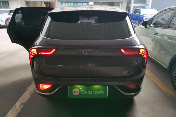 哪吒汽车 哪吒V 2022款 潮 400 Lite车身外观6