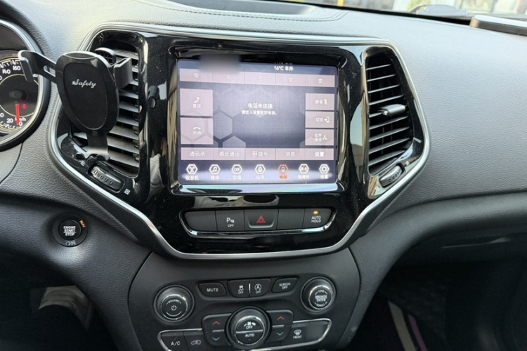 Jeep 自由光 2019款 2.0T 两驱智享版 国V中控内饰7001