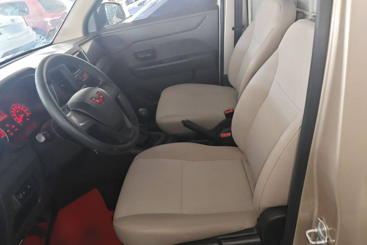 五菱汽车 五菱宏光V 2022款 1.5L劲取版封窗车电动助力LAR中控内饰7001