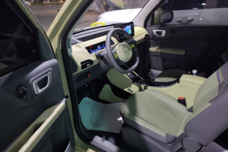 吉利银河 2024款 200km 熊猫骑士中控内饰20