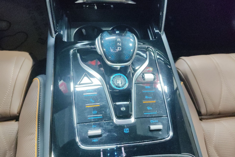 比亚迪 唐新能源 2021款 DM-i 112KM 尊荣型局部细节18