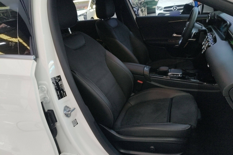 奔驰A级 2021款 A 200 L 运动轿车时尚型局部细节41