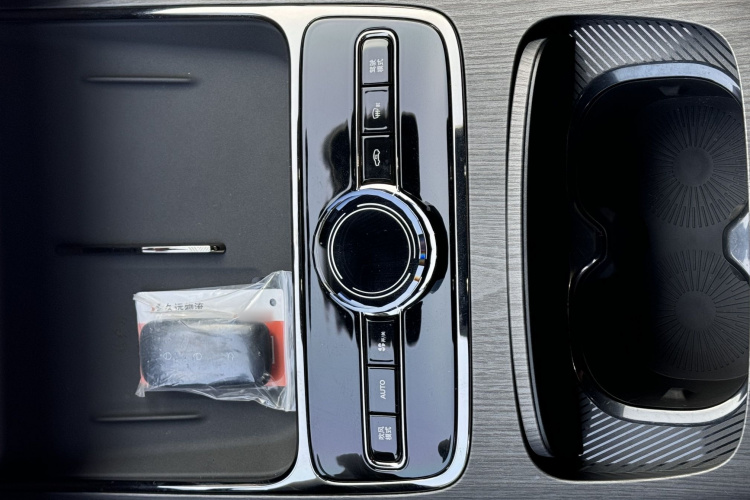 吉利银河 银河星耀8 2025款 130km EM-i 尊贵版中控内饰7005