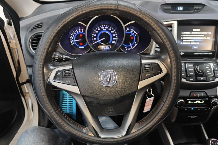 长安 逸动 2015款 1.6L 手动俊酷型 国V中控内饰13