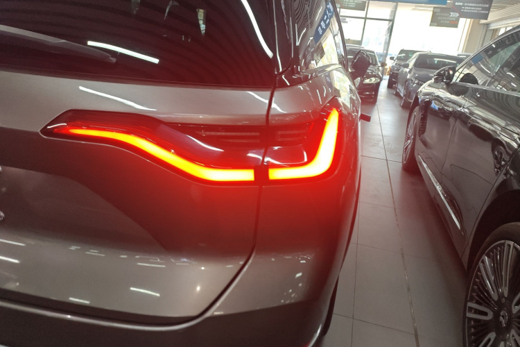 蔚来ES8 2020款 580KM 六座版车身外观9