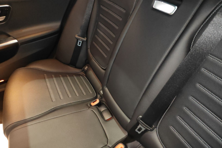 奔驰C级 2022款 C 260 L 皓夜运动版中控内饰21