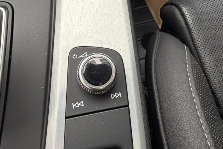 奥迪A4L 2022款 40 TFSI 时尚动感型中控内饰7005