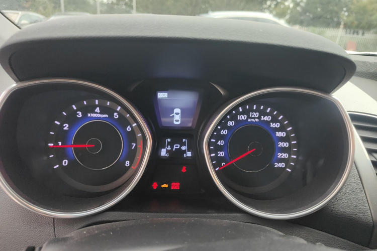 现代 朗动 2013款 1.6L 自动尊贵型局部细节14