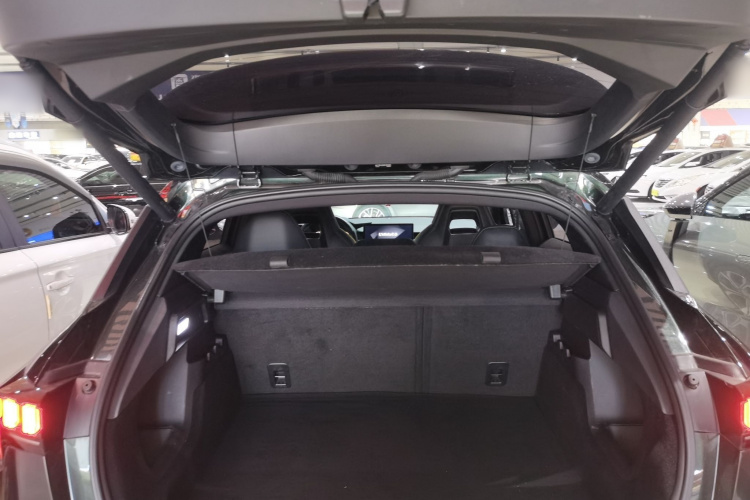 领克06 EM-P 2023款 1.5T Remix PHEV Hero机舱底盘23