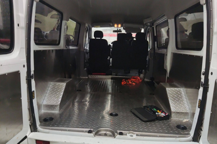 上汽大通MAXUS 新途V80 2023款 2.0T AMT经典傲运通短轴中顶5/6座局部细节23