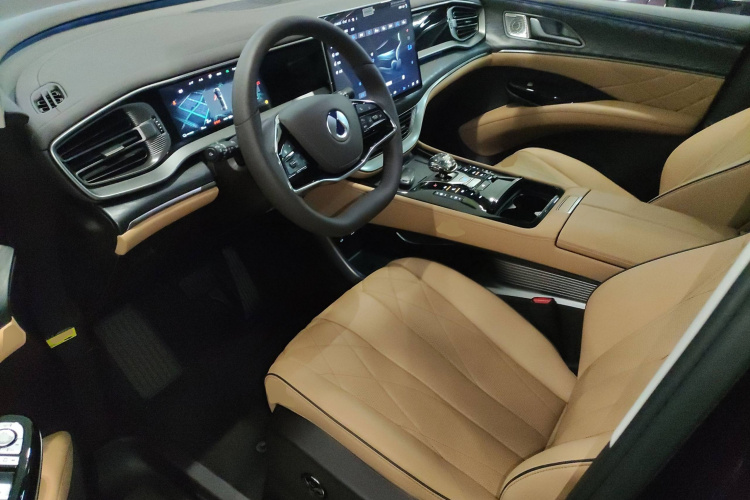 腾势D9 2024款 DM-i 980 四驱尊贵型中控内饰19