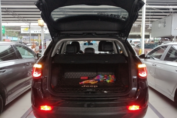 Jeep 指南者 2019款 220T 自动悦享版中控内饰23