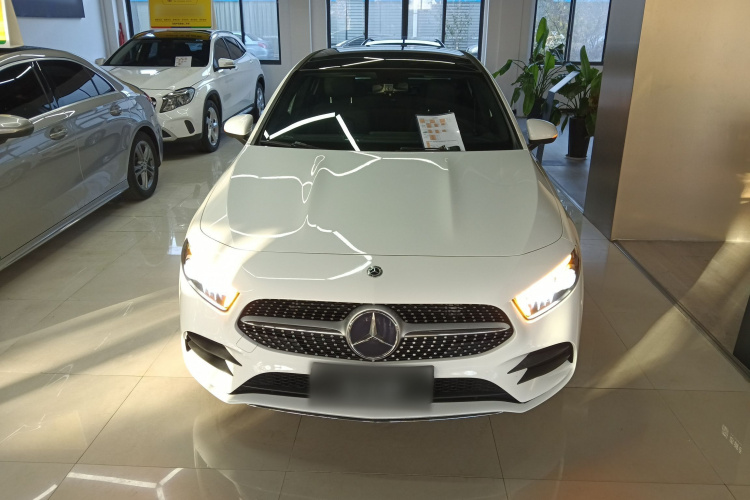 奔驰A级 2020款 改款 A 200 L 运动轿车动感型车身外观2