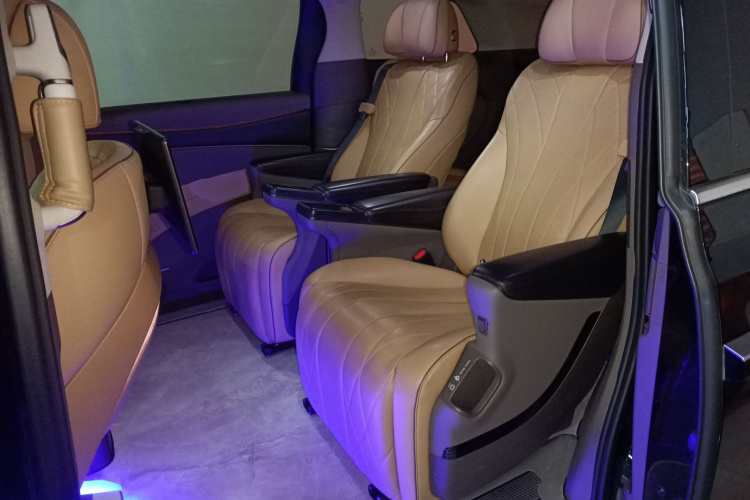 腾势D9 2022款 DM-i 970 四驱旗舰型中控内饰7004