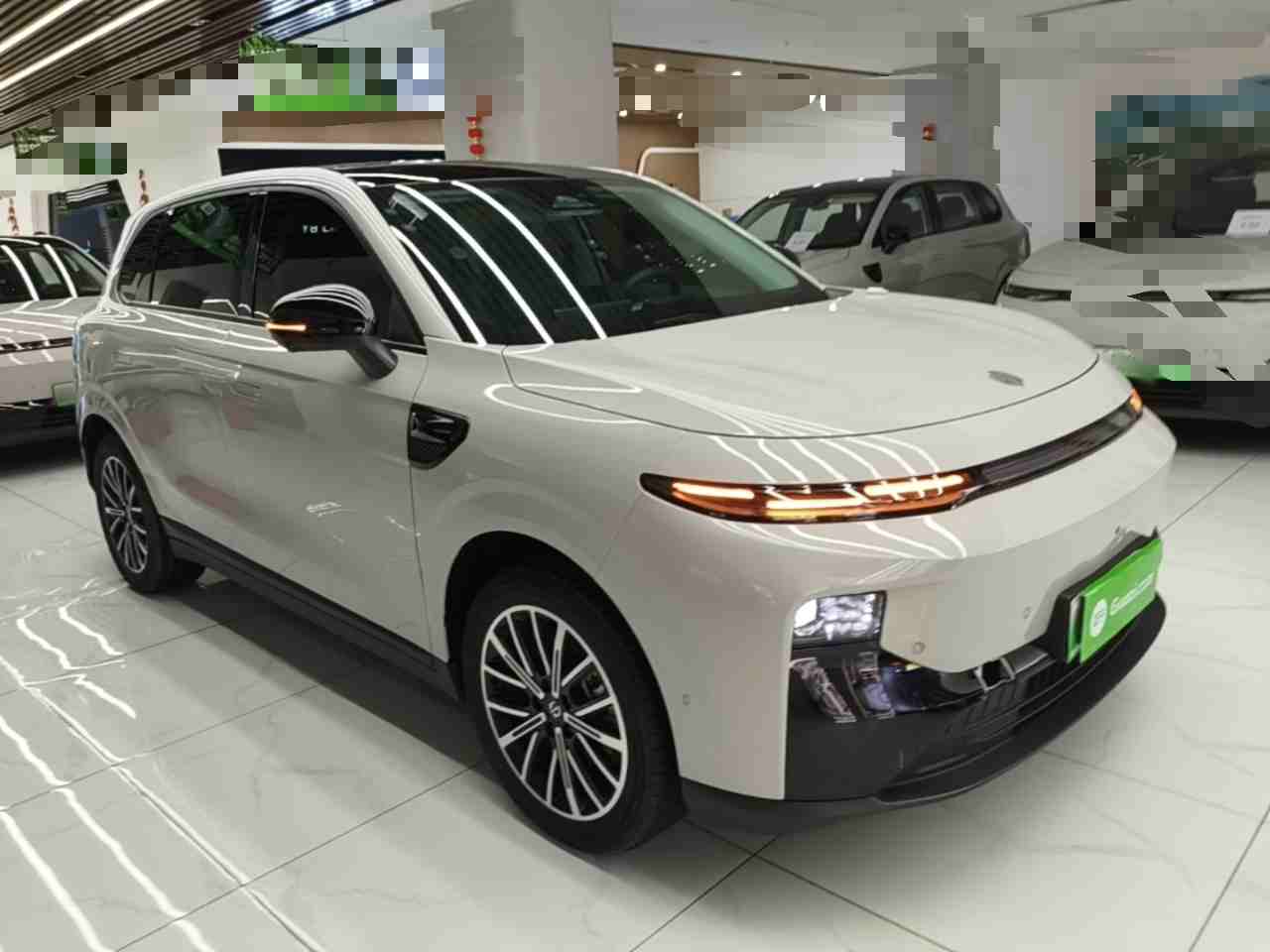 车辆右前45度角实拍