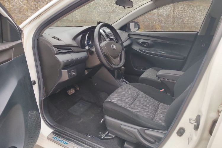 丰田 威驰 2014款 1.5L 自动智臻版中控内饰7001