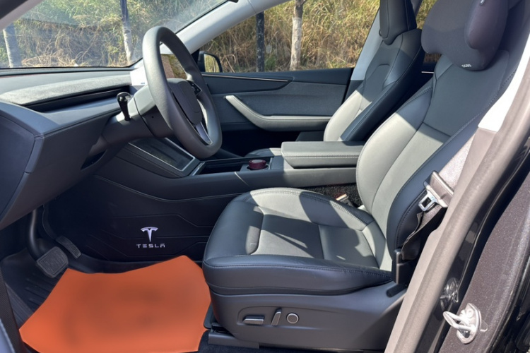 特斯拉 Model Y 2025款 后轮驱动版中控内饰7011