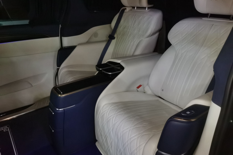 别克GL8 2020款 Avenir艾维亚 四座尊礼版中控内饰21